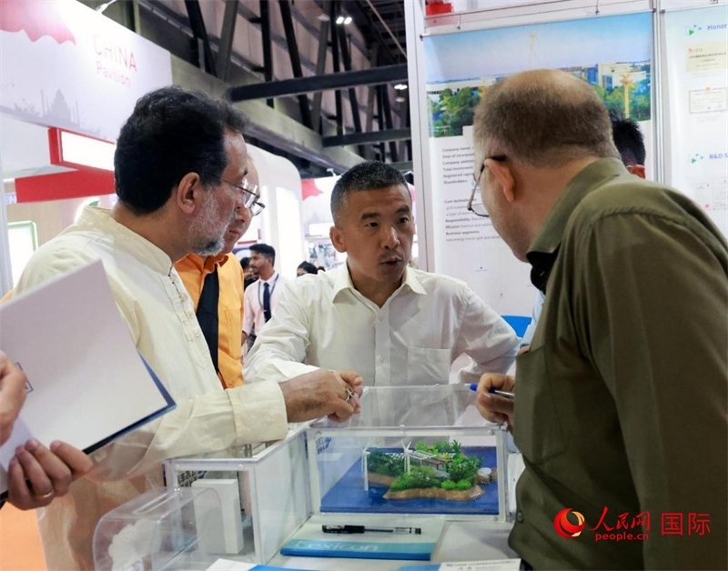 中企推出的綠色能源海水淡化系統(tǒng)吸引了參展商關注。人民網(wǎng)記者管克江攝