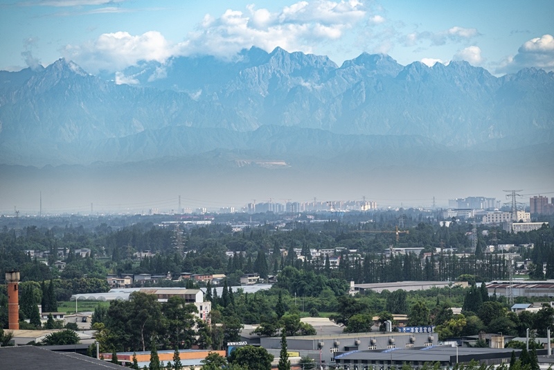 2024年7月1日，成都天氣晴好，遠(yuǎn)處雪山清晰可見。