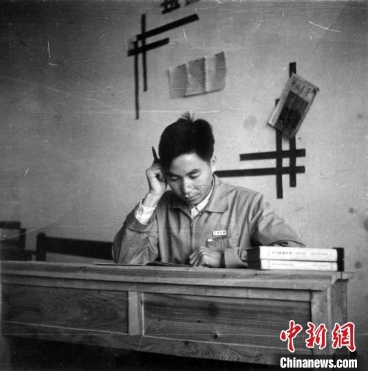 大學(xué)時(shí)期，龍樂豪在教室自習(xí)。(中國(guó)運(yùn)載火箭技術(shù)研究院供圖)