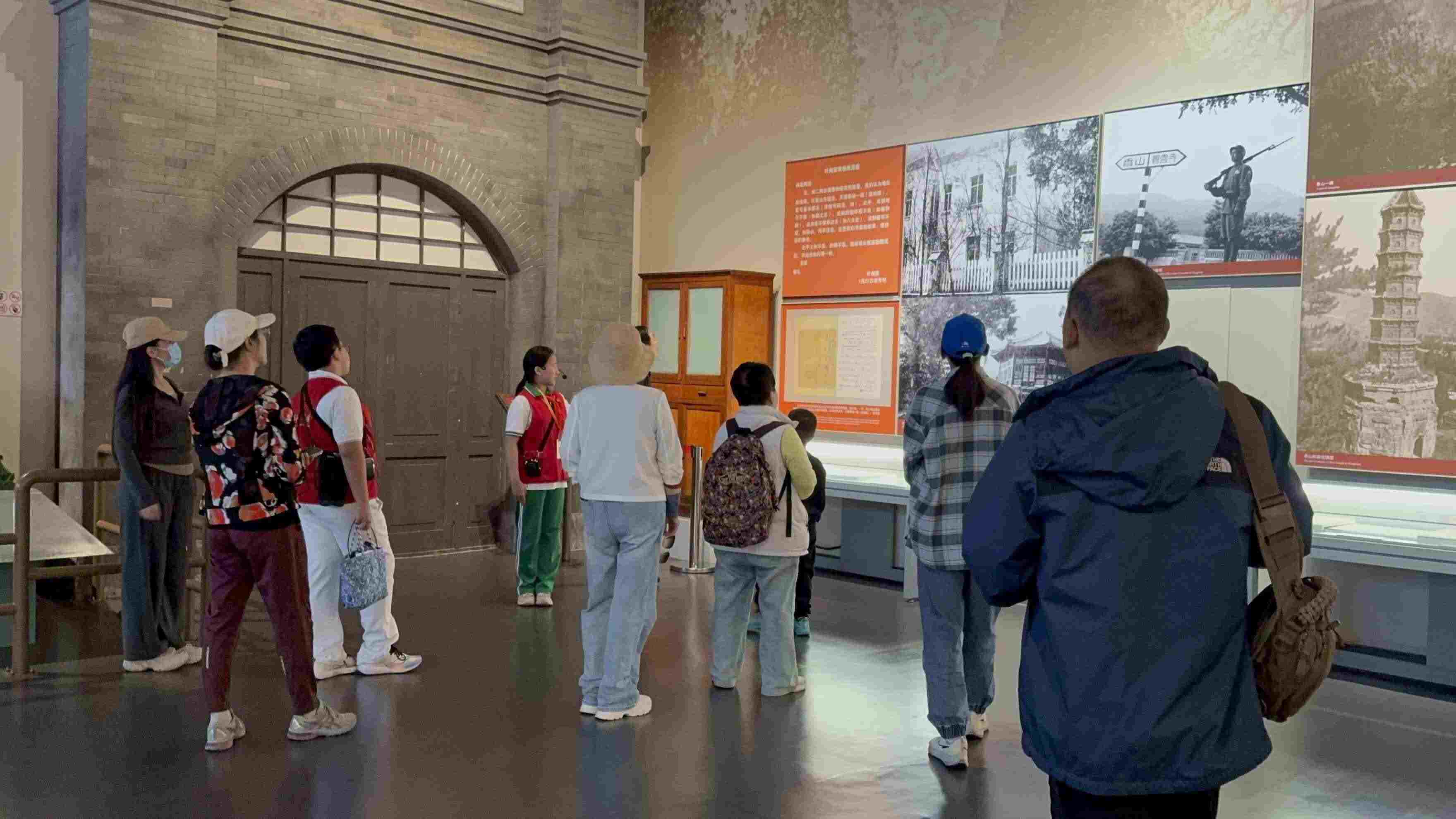 10月4日，北京香山革命紀念館內(nèi)，一名“紅領(lǐng)巾志愿者”正在為參觀者講解。人民網(wǎng)記者 劉微攝