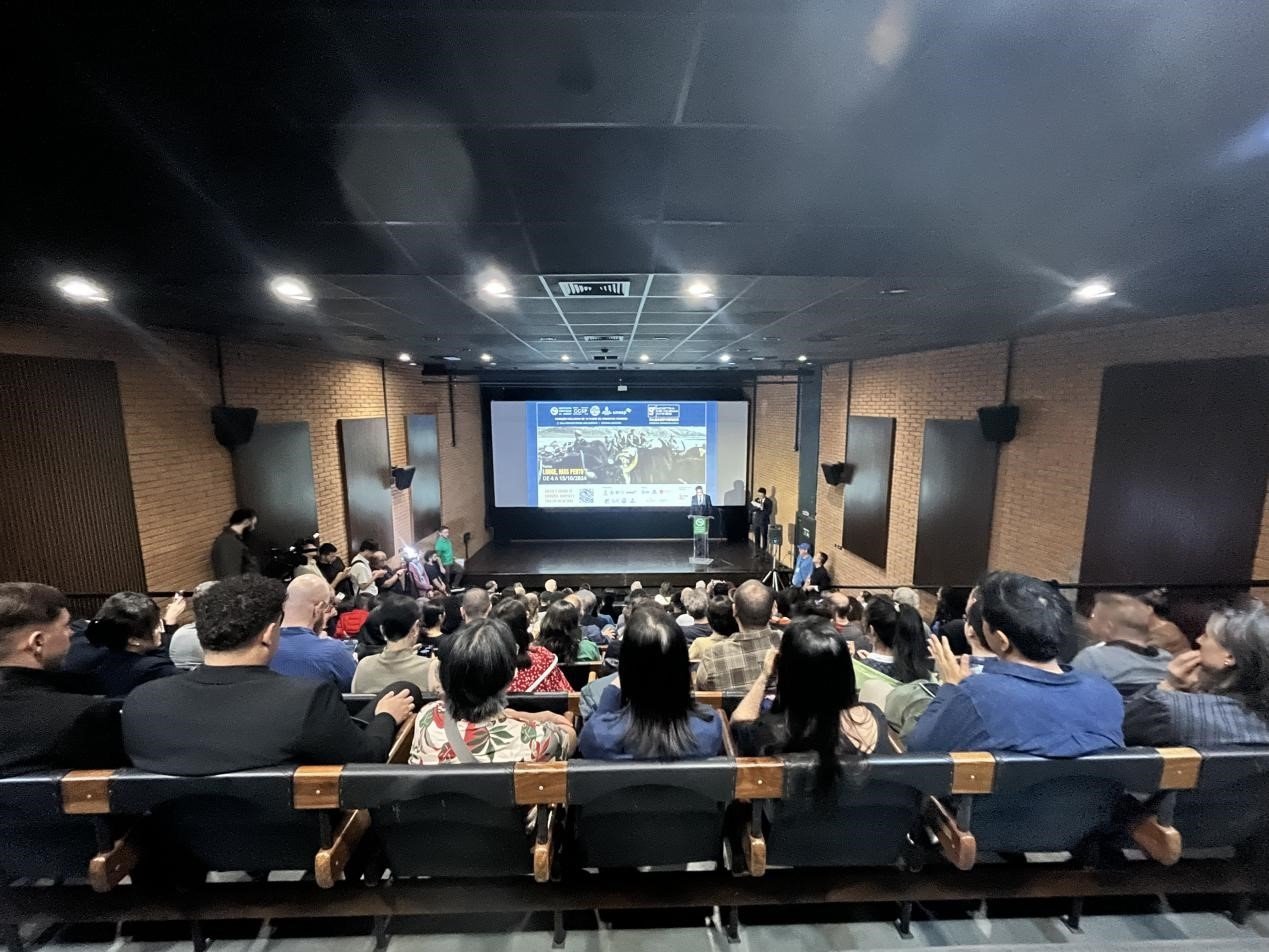 當?shù)貢r間10月3日晚，由巴西圣保羅州立大學(xué)孔子學(xué)院舉辦的第九屆圣保羅中國電影展在圣保羅文化中心拉開帷幕。巴西圣保羅州立大學(xué)孔子學(xué)院供圖