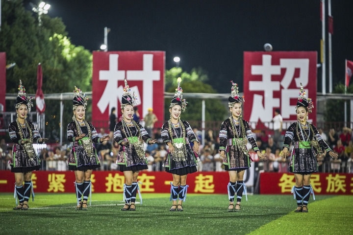 2024年9月28日，榕江縣侗族大歌隊(duì)的演員們?cè)凇按宄弊闱驁?chǎng)上表演。當(dāng)日，“發(fā)現(xiàn)中國之美·相約貴州村超”國際友誼賽在貴州省黔東南苗族侗族自治州榕江縣的“村超”足球場(chǎng)舉行。新華社記者 陶亮 攝