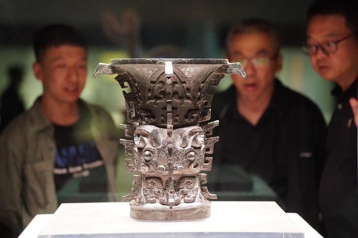 2024年5月9日，游客在陜西寶雞青銅器博物院內(nèi)參觀西周文物何尊。新華社記者 邵瑞 攝