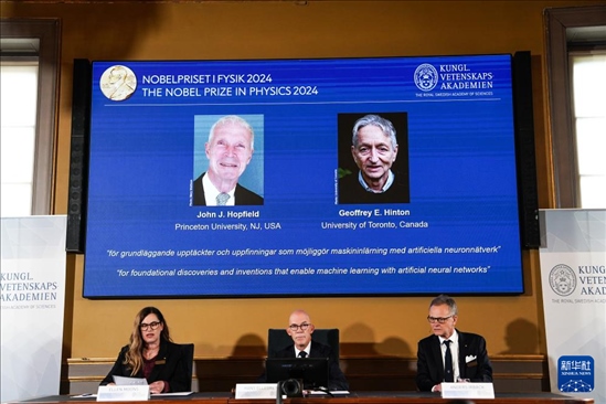 10月8日，在瑞典斯德哥爾摩舉行的2024年諾貝爾物理學(xué)獎(jiǎng)公布現(xiàn)場(chǎng)，屏幕顯示獎(jiǎng)項(xiàng)得主美國(guó)普林斯頓大學(xué)的約翰·霍普菲爾德和加拿大多倫多大學(xué)的杰弗里·欣頓。新華社記者 彭子洋 攝