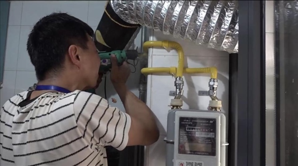 北京市石景山區(qū)工作人員上門安裝燃氣管道。圖片來源：北京市石景山區(qū)委組織部