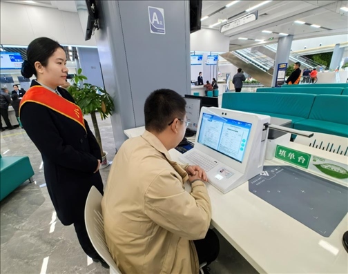 湖北省赤壁市市民在辦事人員的指導下填寫相關信息。圖片來源：人民網(wǎng)湖北頻道