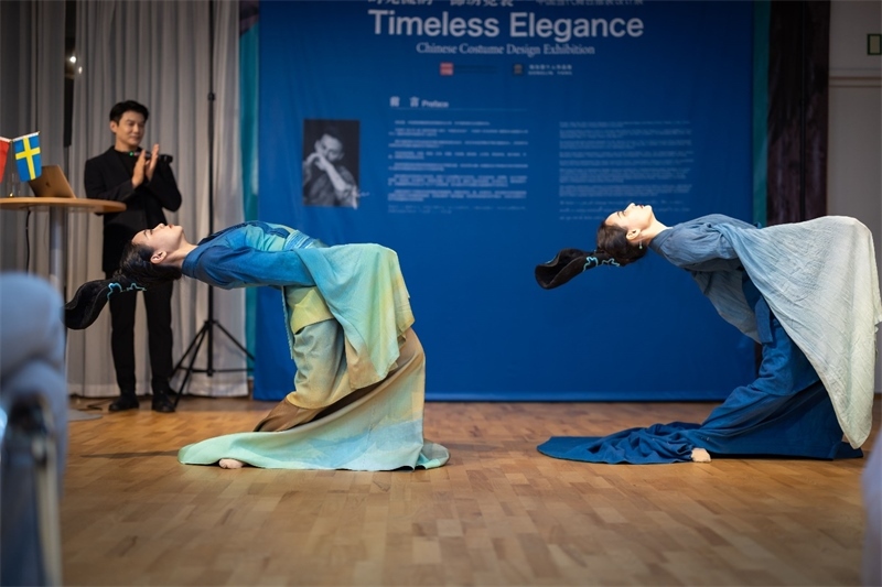 當(dāng)?shù)厝A人舞社成員表演《只此青綠》。斯德哥爾摩中國(guó)文化中心供圖