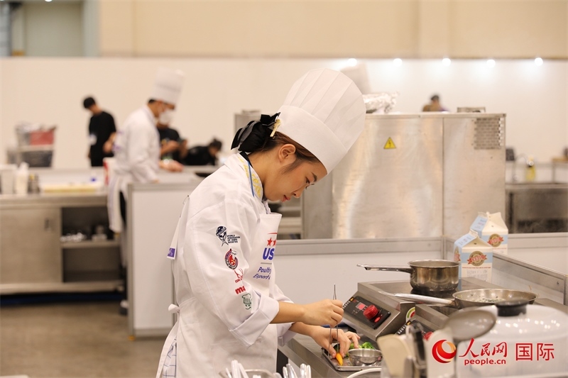 當(dāng)?shù)貢r(shí)間10月5日，廚師在第21屆釜山國際美食博覽會上展示廚藝。人民網(wǎng)記者 莽九晨攝