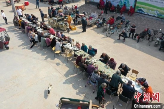 河北深州逾百名老人同吃“愛心宴”迎重陽(yáng)節(jié)