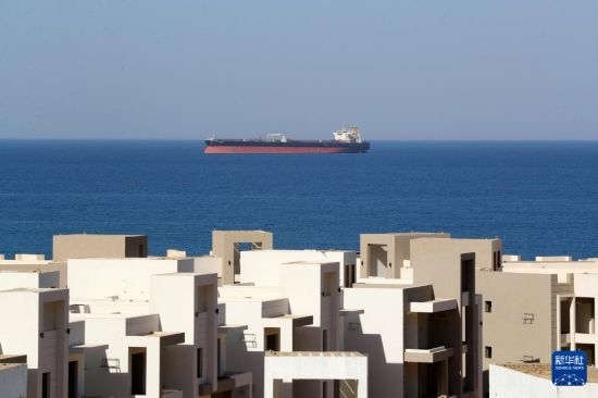 這是10月8日在埃及蘇伊士灣拍攝的行駛中的船只。新華社記者 隋先凱 攝