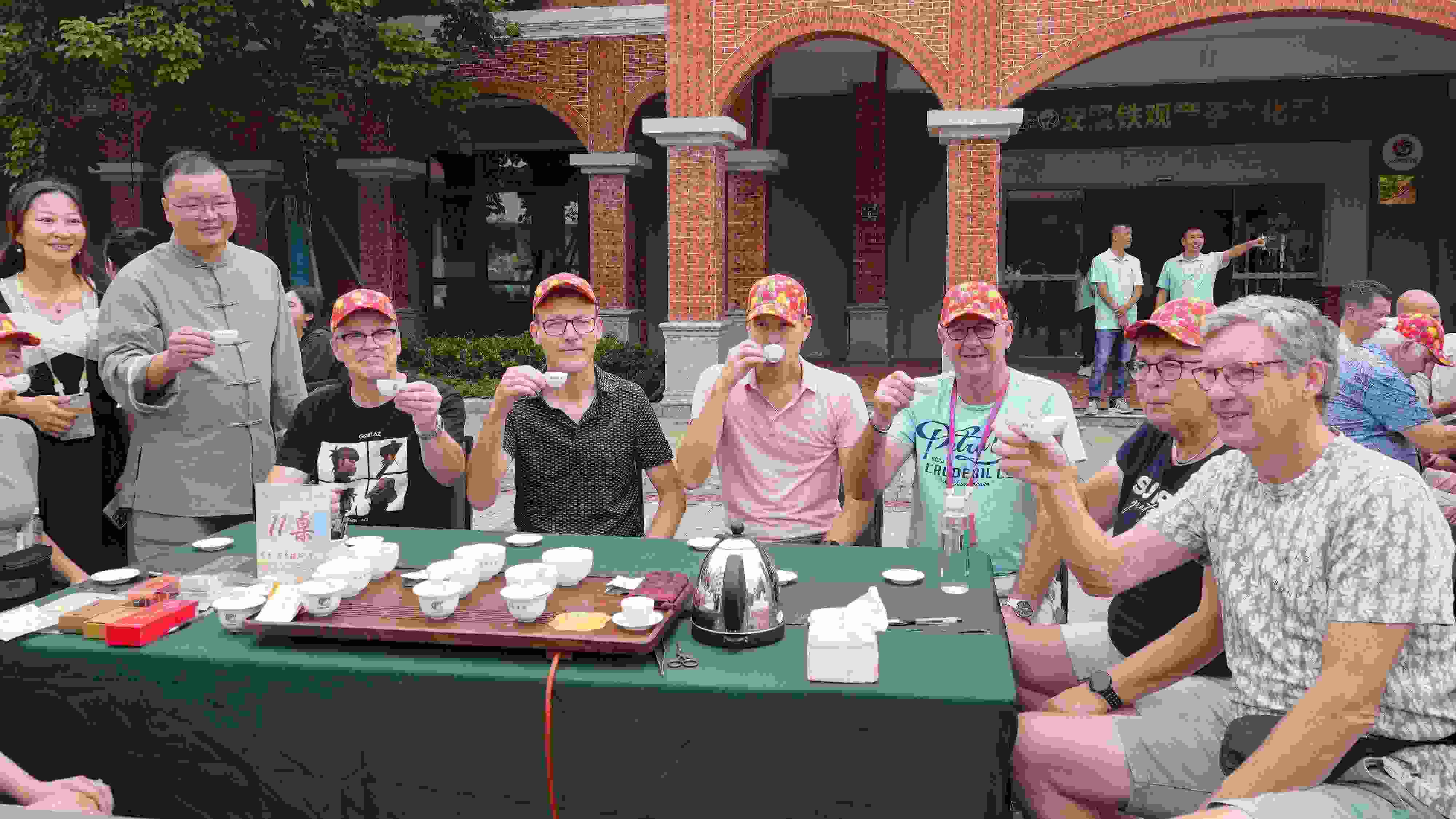 2023年10月4日，福建泉州，外國(guó)人品中國(guó)茶。