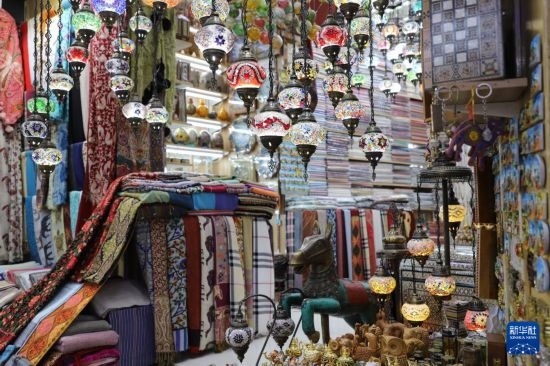 這是10月8日在阿曼首都馬斯喀特的穆特拉市集拍攝的一家店鋪。新華社記者 汪強 攝