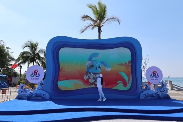 第12棒火炬手“點燃”現(xiàn)場大屏幕上運動會吉祥物“吉貝”手中的火炬。主辦方供圖