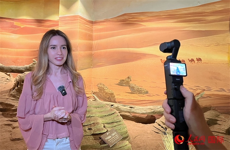麗娜在吐魯番坎兒井源景區(qū)錄制視頻。人民網(wǎng)記者 曾書(shū)柔攝