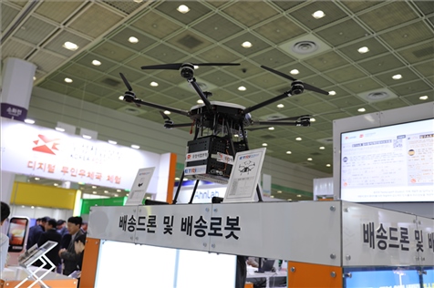 “智慧生活周”博覽會(huì)上展出的快遞無(wú)人機(jī)。人民網(wǎng)記者 莽九晨攝