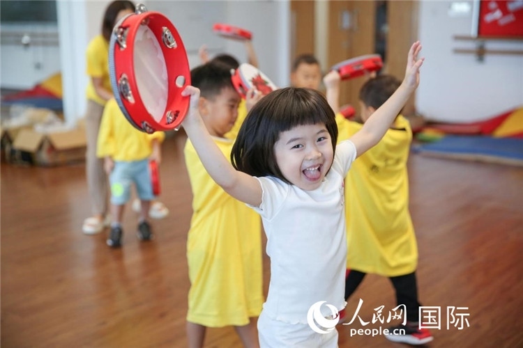 一名華裔兒童在參加音樂課程。人民網(wǎng)中東中心分社塔里克·易卜拉欣攝