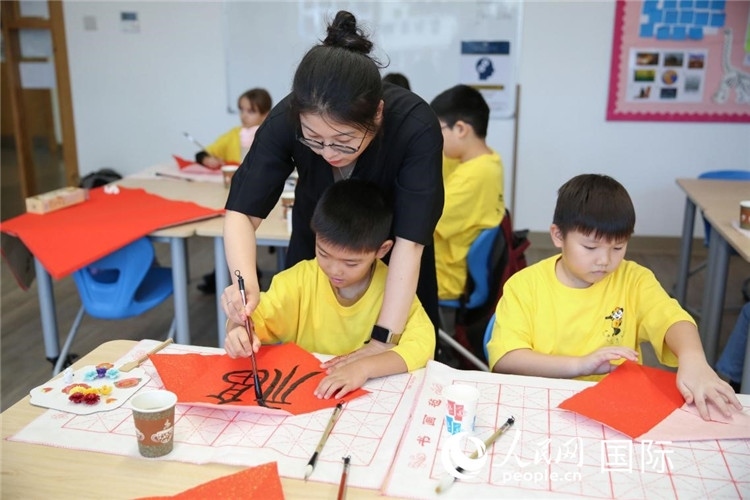 書法課場景。人民網(wǎng)中東中心分社塔里克·易卜拉欣攝