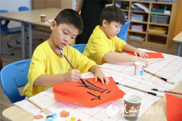 書法課。人民網(wǎng)中東中心分社塔里克·易卜拉欣攝