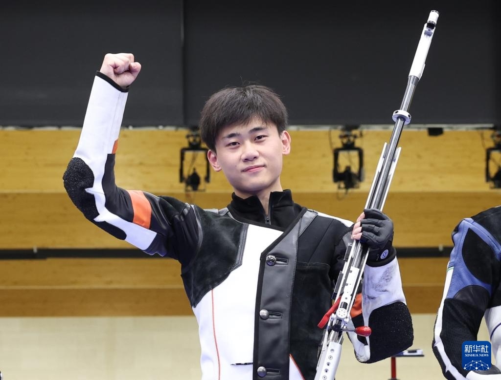 8月1日，在法國(guó)沙托魯舉行的巴黎奧運(yùn)會(huì)射擊男子50米步槍三姿決賽中，中國(guó)選手劉宇坤奪得冠軍。圖為劉宇坤在奪冠后慶祝。新華社記者 張帆 攝