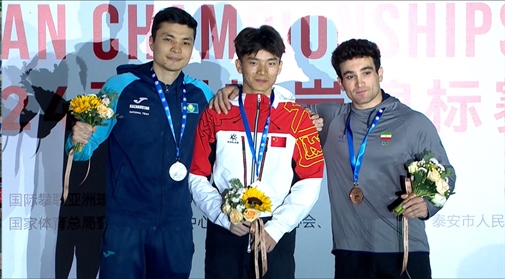 伍鵬（中）奪得男子速度項(xiàng)目冠軍。主辦方供圖