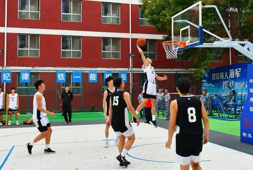 全天候室外運(yùn)動(dòng)木地板籃球場(chǎng)上精彩激烈的籃球賽。 主辦方供圖