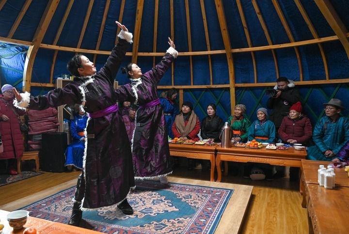 2023年12月21日，烏蘭牧騎隊(duì)員在內(nèi)蒙古阿其圖烏拉蘇木進(jìn)行舞蹈表演。