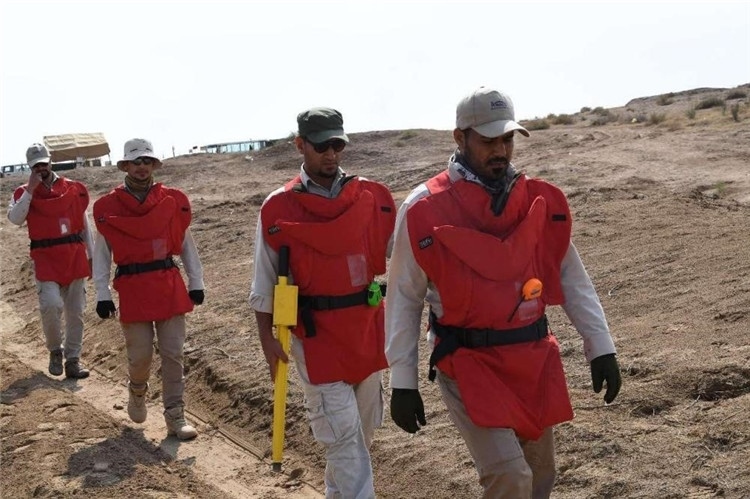 工作人員前往排雷。中國海油供圖