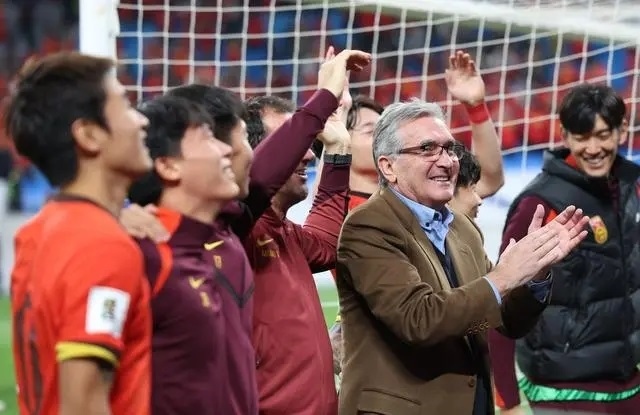 10月15日晚，國(guó)足主教練伊萬科維奇（前右）賽后向觀眾致意。新華社記者 胡星宇攝