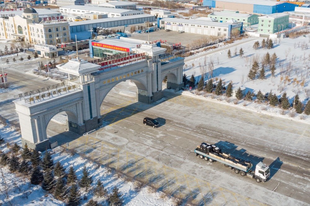 這是中國（黑龍江）自由貿(mào)易試驗區(qū)黑河片區(qū)（2024年1月31日攝，無人機(jī)照片）。2023年，該自貿(mào)片區(qū)外貿(mào)進(jìn)出口總值達(dá)244.82億元，實現(xiàn)增幅56.9%，引進(jìn)外資企業(yè)16家，直接利用外資127.3萬美元，同比增長27.3%。