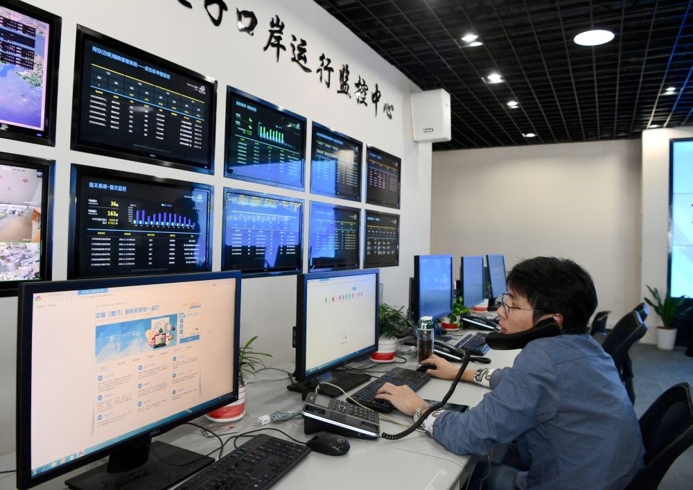 在中國（福建）自由貿(mào)易試驗區(qū)廈門片區(qū)，國際貿(mào)易“單一窗口”工作人員在網(wǎng)上受理業(yè)務(wù)（2018年11月15日攝）?！皢我淮翱凇笔顷P(guān)檢等口岸部門、地方政府相關(guān)部門、金融機(jī)構(gòu)等共同參與的口岸管理共享平臺。貿(mào)易商能夠通過一個入口提交貨物進(jìn)出口或轉(zhuǎn)運所需要的單證或電子數(shù)據(jù)，實現(xiàn)“一個平臺、一點接入、一次申報、一次辦結(jié)”。