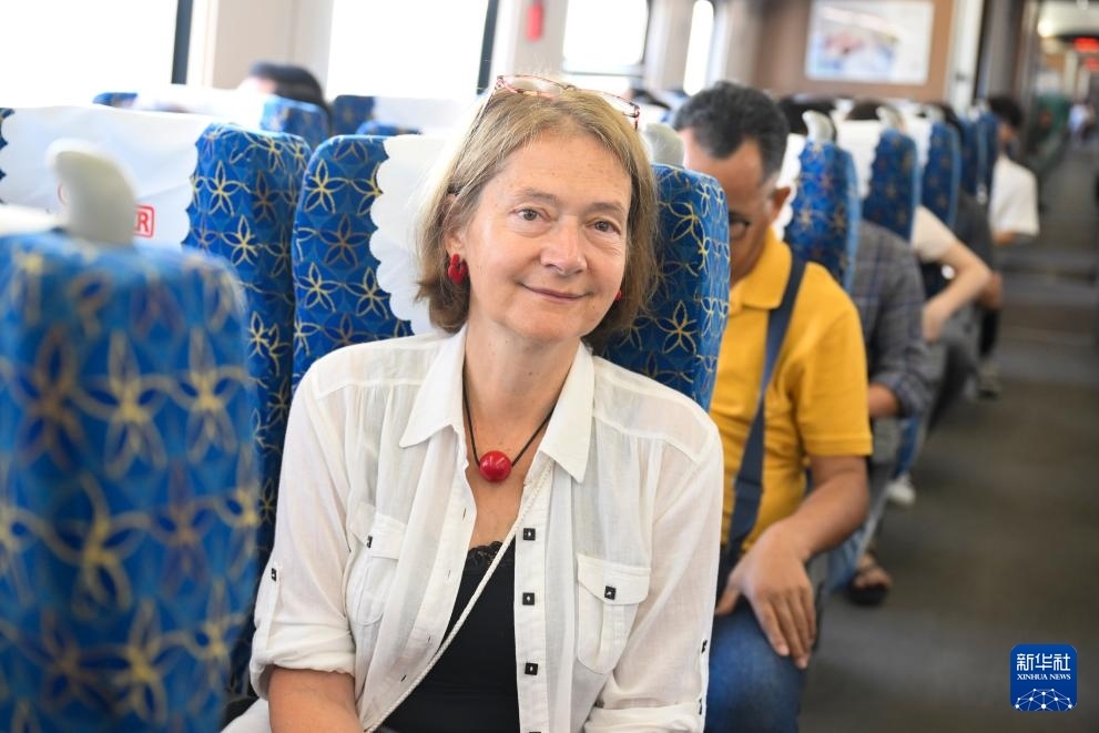 這是10月12日在老撾拍攝的中老鐵路C98列車上的一名乘客。新華社記者 程一恒 攝