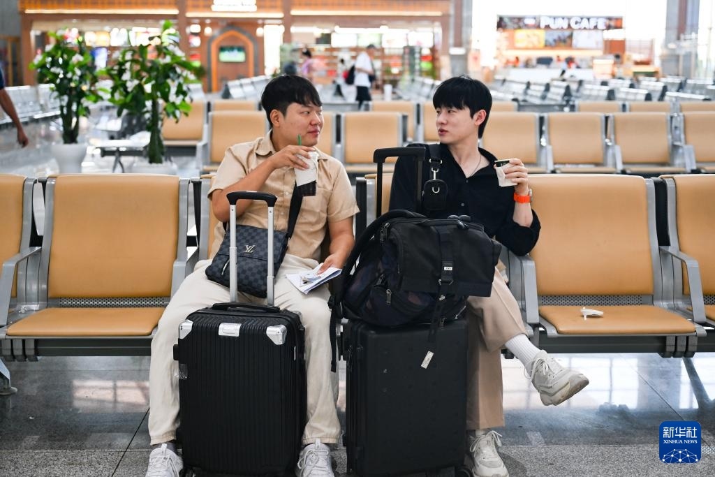 10月12日，在老撾萬象中老鐵路萬象站候車廳，兩名乘客在等候列車。新華社記者 程一恒 攝