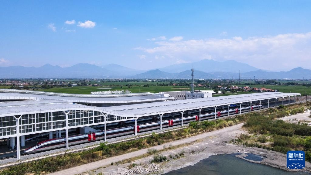 9月13日，在印度尼西亞萬隆德卡魯爾站，雅萬高鐵高速動車組列車停靠在站臺上（無人機照片）。新華社記者 徐欽 攝