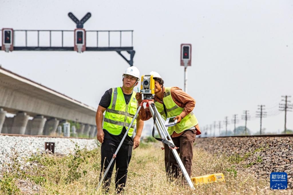 5月1日，在泰國大城府，中泰高鐵項目工作人員在施工現(xiàn)場勘查。新華社記者 王騰 攝