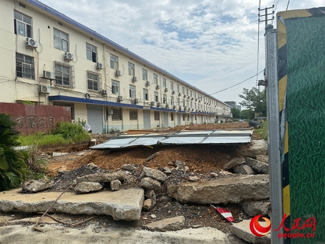 長富大道北側(cè)輔路在進(jìn)行強(qiáng)電遷改項目。人民網(wǎng)記者 邱燁攝