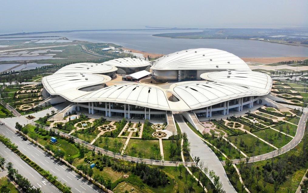 位于中國—上海合作組織地方經(jīng)貿(mào)合作示范區(qū)的青島·上合之珠國際博覽中心（2024年7月18日攝，無人機(jī)照片）。新華社記者李紫恒攝