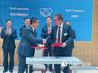 （10月16日，第十屆巴伐利亞中國(guó)日在慕尼黑舉行。圖為簽約儀式現(xiàn)場(chǎng)。人民網(wǎng)記者劉赫攝）