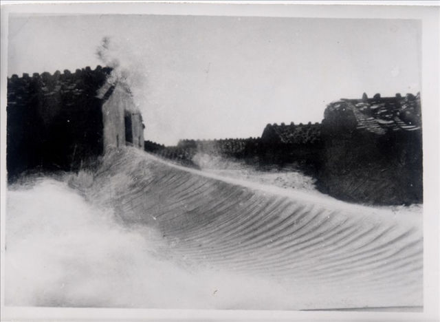 昔日的東山島風沙掩埋部分村民村舍（資料照片）。