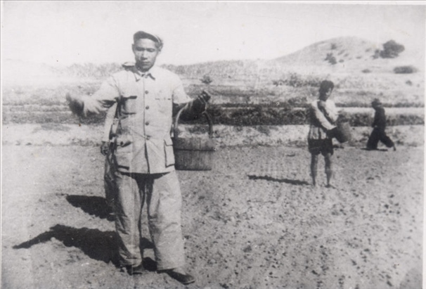 谷文昌（左）在田間與農民一起勞動（資料照片）。