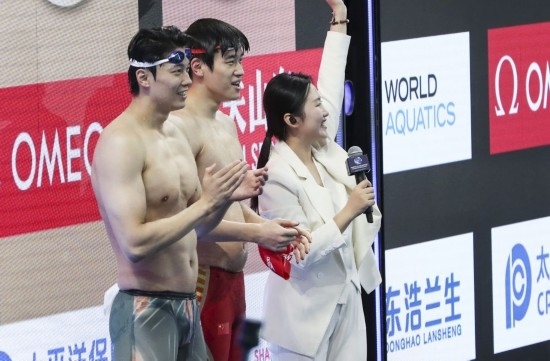  10月18日，汪順（左）和潘展樂(lè)在男子100米混合泳決賽后。新華社記者 方喆 攝