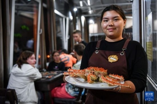 9月2日，俄羅斯符拉迪沃斯托克一家餐館的服務(wù)員在展示帝王蟹。新華社記者 曹陽 攝