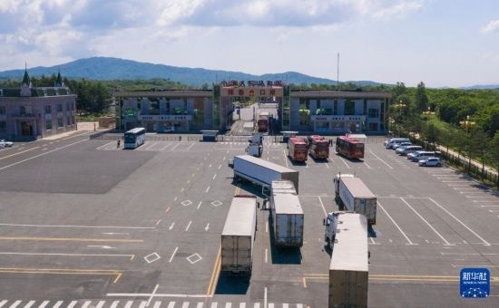 2019年6月22日，往返于中國和俄羅斯的貨車在中俄琿春口岸前排隊等待通關(guān)（無人機照片）。