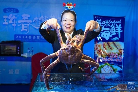 9月19日，在吉林省琿春市，商家在展示售賣的帝王蟹。新華社記者 許暢 攝