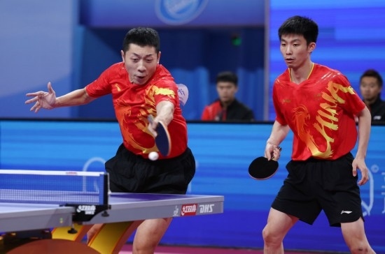 10月18日，上海隊組合許昕（左）/周愷在雙打比賽中。他們3:0戰(zhàn)勝福建隊組合曾蓓勛/陳俊菘。新華社記者 王楷焱 攝