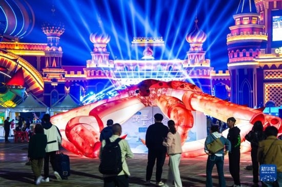 9月19日，游客在吉林省琿春市的2024琿春帝王蟹美食嘉年華現(xiàn)場游玩。新華社記者 許暢 攝