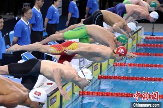 10月19日晚，2024年世界泳聯(lián)游泳世界杯上海站結(jié)束第二個比賽日的爭奪。圖為中國選手潘展樂(左三)在男子100米自由泳決賽中。 中新社記者 湯彥俊 攝