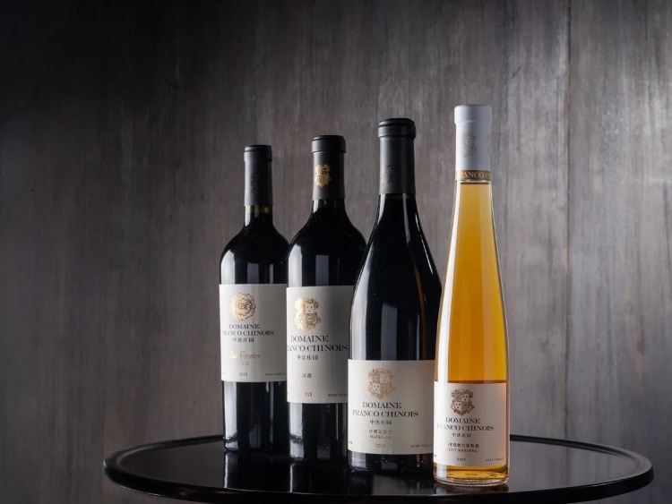 活動現(xiàn)場推介了懷來中法莊園珍藏馬瑟蘭干紅、小芒森甜白等優(yōu)質(zhì)葡萄酒。主辦方供圖