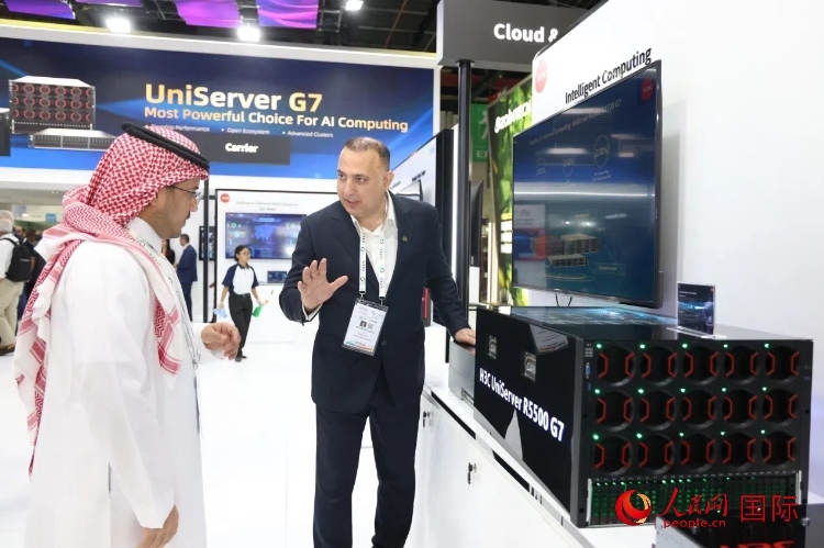 觀眾了解新華三集團(tuán)展示的最新服務(wù)器產(chǎn)品。人民網(wǎng)記者 任皓宇攝
