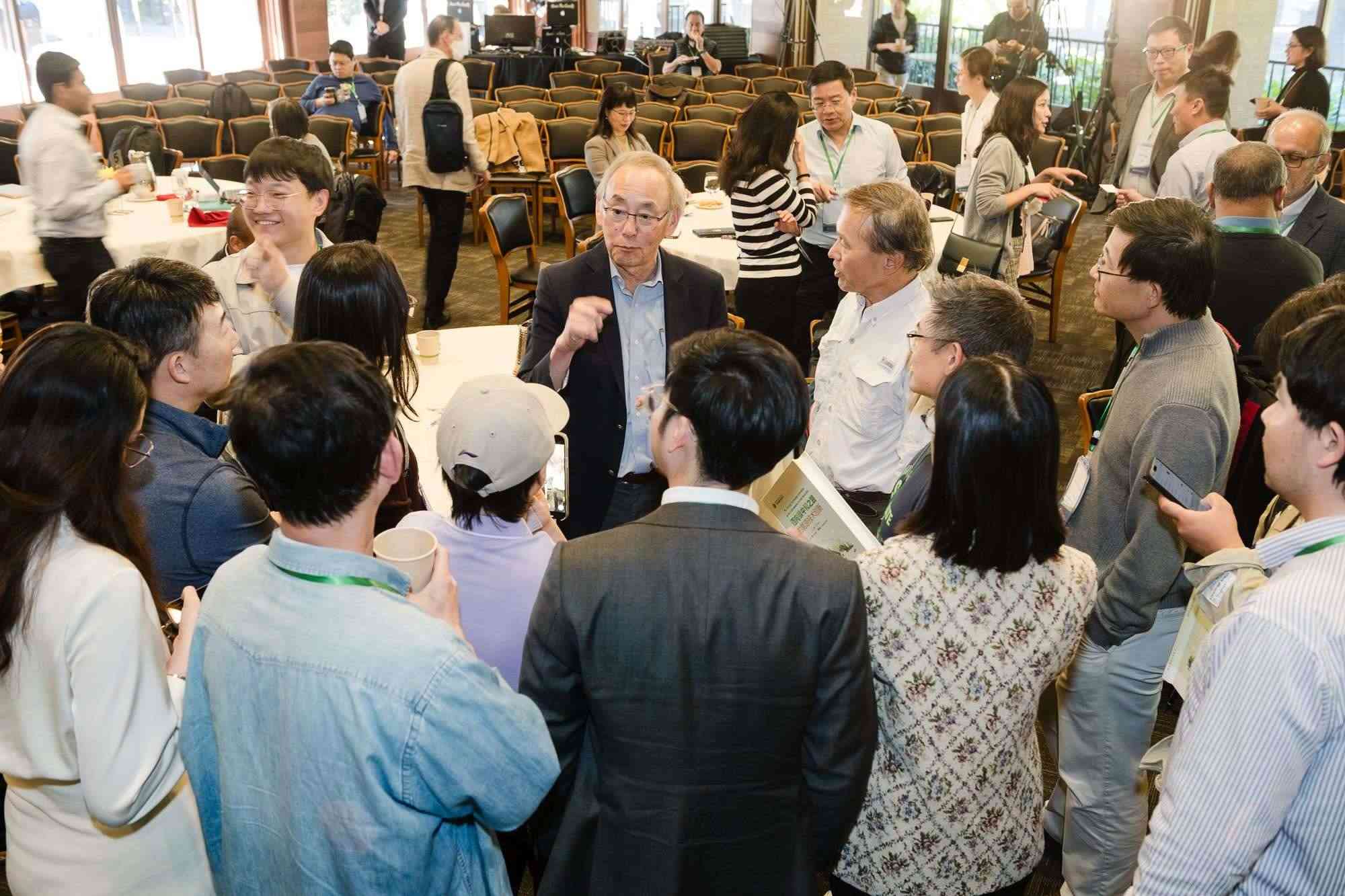 美國前能源部長、諾獎得主朱棣文教授在會場與參會者交流。馮超攝