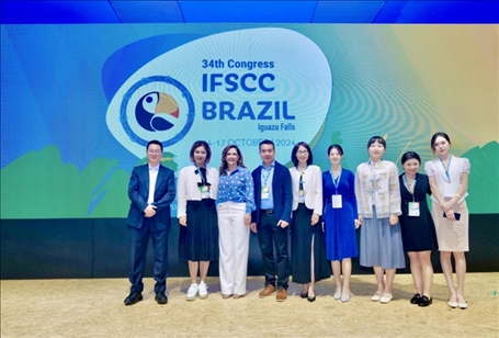 百雀羚集團(tuán)高層與研發(fā)團(tuán)隊(duì)。受訪方供圖